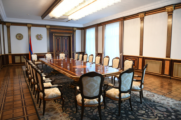 in this Room the President holds consultations and meetings. 