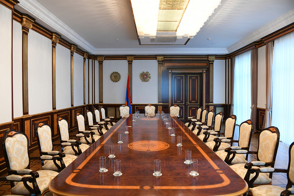 в этом зале Президент Республики проводит совещания, встречи. 