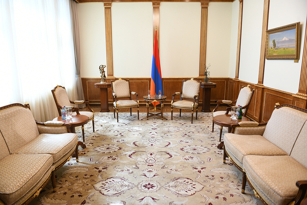 Большая часть встреч Президента Республики, интервью проходят в этом зале