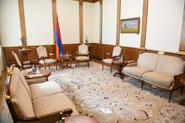 Հանրապետության նախագահի հանդիպումների մեծ մասը, հարցազրույցները տեղի են ունենում այս սրահում: 