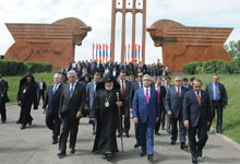 President Serzh Sargsyan attends Republic Day celebrations