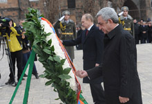 In Gyumri, Presidents Serzh Sargsyan and Vladimir Putin laid a wreath at the memorial dedicated to victims of the Spitak earthquake