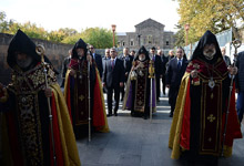 President visits Mother See of Holy Etchmiadzin