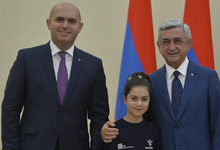 President welcomes Armenian schoolchildren boasting high academic achievment and successful performance in international Olympiads