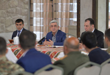 President Serzh Sargsyan met demobilzed soldiers as well as the ones still in service