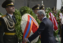 On the occasion of the 26th anniversary of Armenia’s independence President Sargsyan visited the Erablur Pantheon