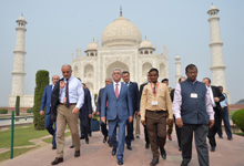 President Serzh Sargsyan visits Taj Mahal