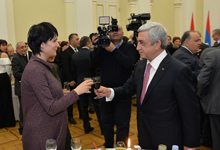 President hosts media representatives on New Year and Christmas holidays