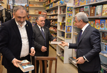 President attends Bookinist bookstore on the occasion of Book Giving Day