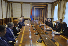 President meets with Supreme Judicial Council members