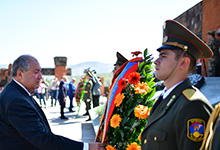 Presidents of Armenia and Artsakh at the Stepanakert memorial paid tribute to the memory of the fallen heroes