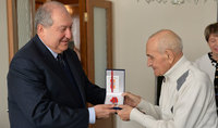 President Sarkissian visited the renowned physicist David Sedrakian and handed him a high RA award