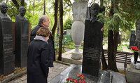 President Armen Sarkissian paid tribute to the memory of the Heroes of the Soviet Union Hovhannes Isakov and Hamazasp Babajanyan, in Moscow