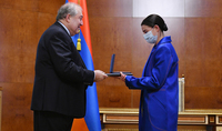 Президент Армен Саркисян вручил государственную награду знаменитой оперной певице Асмик Григорян