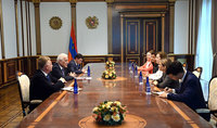 
Президент Ваагн Хачатурян принял посла США в Армении Кристину Квин и директора центрального офиса Корпуса мира США Кэрол Спан