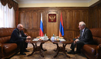 
Le président Vahagn Khatchatourian s'est rendu à l'ambassade de Russie en Arménie à l'occasion de la Journée de la Russie
