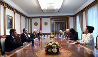
Le président Vahagn Khatchatourian a reçu l'ancien Premier ministre français Jean-Pierre Raffarin