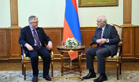 
Le président de la République Vahagn Khatchatourian a reçu l'ambassadeur du Canada en Arménie Andrew Turner