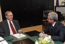  Серж Саргсян в Брюсселе встретился с Председателем Европейской народной партии Вильфридом Мартенсом